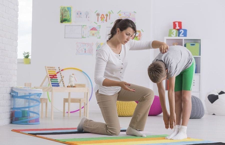 blog picture of chiropractor working with a physiotherapist