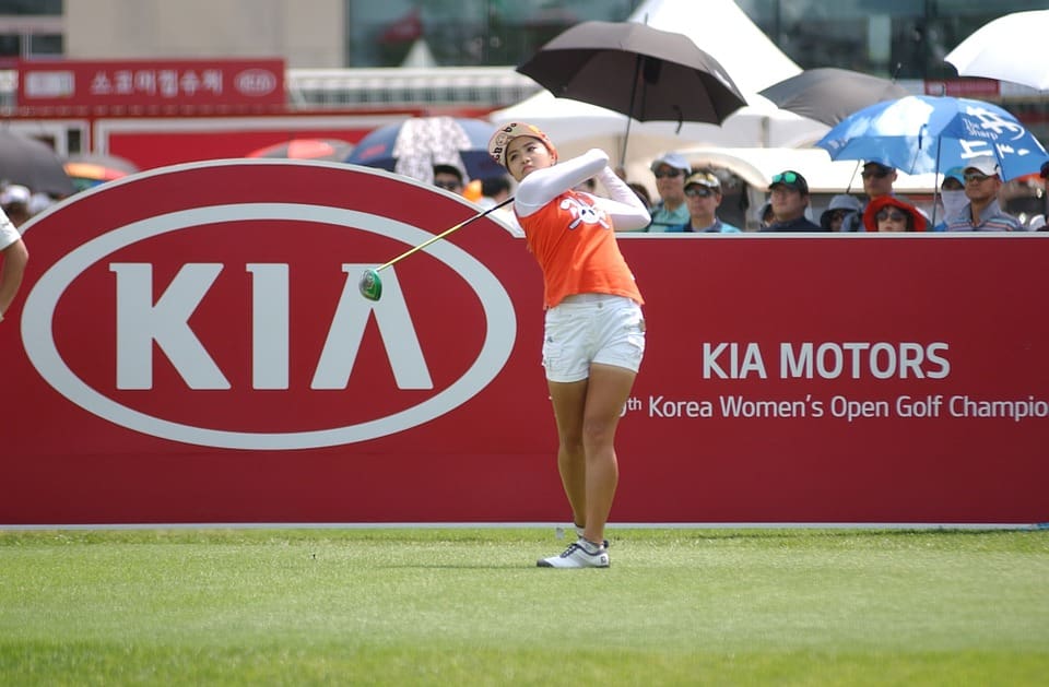 golfers lady playing tournament